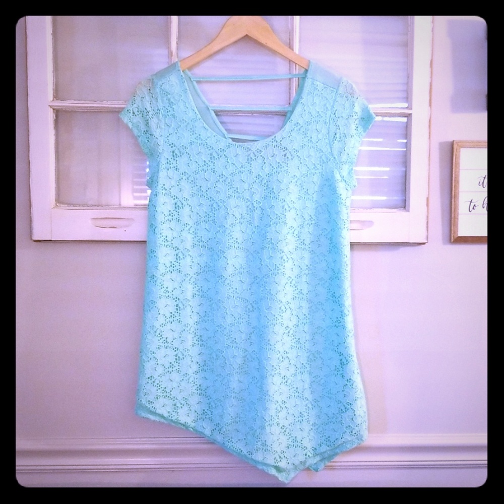 💕3 for $15💕 Aqua asymmetrical hem top.